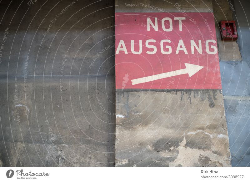 Notausgang Industrieanlage Fabrik Bauwerk Gebäude Mauer Wand Sicherheit Schutz gefährlich Hilfsbereitschaft Pfeil Richtung richtungweisend rot Fluchtweg