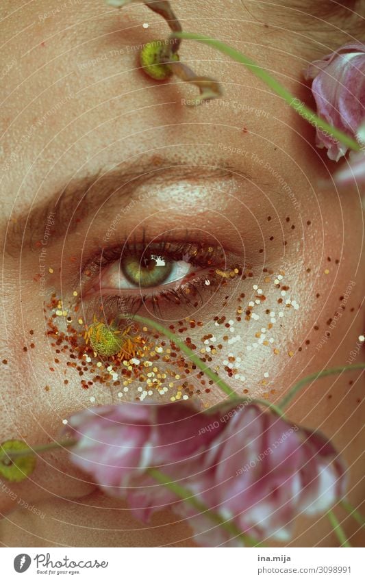 Auge zwischen Glitzer und Blumen Reichtum elegant schön Haut Kosmetik Schminke Wellness Leben harmonisch Wohlgefühl Sinnesorgane Erholung ruhig Meditation Duft