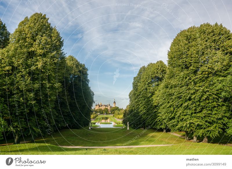 Sichtachse Landschaft Pflanze Himmel Wolken Herbst Schönes Wetter Baum Gras Park Wiese Wald Burg oder Schloss Sehenswürdigkeit Wahrzeichen alt ästhetisch blau