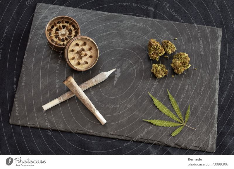 Marihuana Gelenke, Cannabisknospen und Blatt, Mühle auf schwarzem Tablett Topf Lifestyle Reichtum elegant Stil Freude Gesundheit Behandlung Alternativmedizin