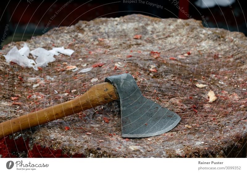 Axt auf Holzblock mit Fleischstücken Fett Metzger Metzgerei Aggression Farbfoto Innenaufnahme Tag