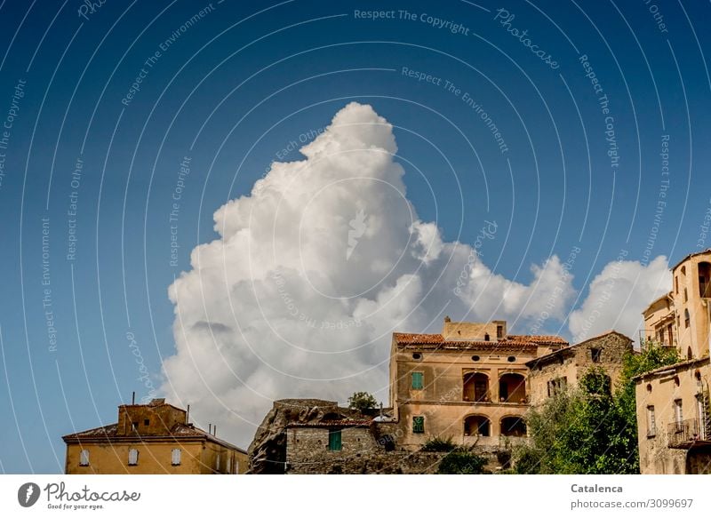 Am  blauen Himmel hinter dem alten Dorf türmt sich ein Wolkenberg Gebäude Häuser Architektur urban Fassade Wand Fenster Häusliches Leben Dach schönes Wetter