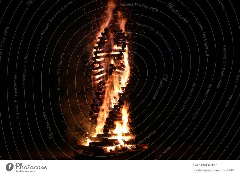 Burning Twist Kunst Skulptur Kultur Urelemente Feuer Holz heiß Wärme gelb gold schwarz Farbfoto Außenaufnahme Menschenleer Textfreiraum links