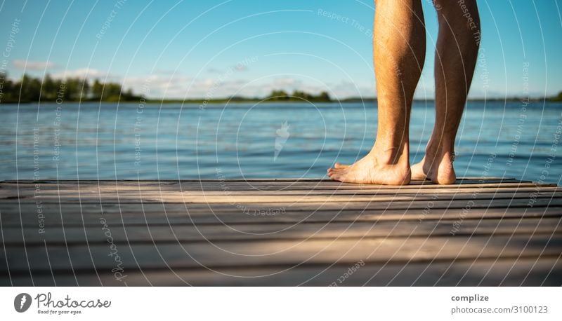 Mann steht Barfuß auf einem Holzsteg am See | Panorama Gesundheit Wellness harmonisch Erholung ruhig Sauna Schwimmen & Baden Ferien & Urlaub & Reisen Ferne