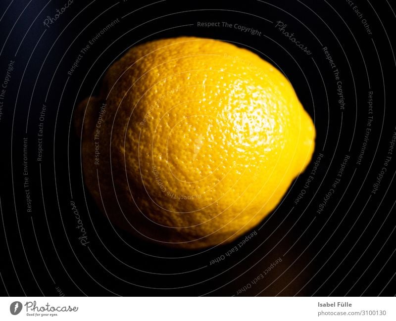 Zitrone Stilleben Lebensmittel Lifestyle saftig gelb schwarz Farbfoto mehrfarbig Innenaufnahme Nahaufnahme Detailaufnahme Makroaufnahme Licht Schatten Kontrast