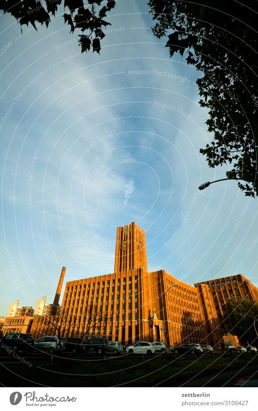 Ullsteinhaus Architektur Berlin Froschperspektive Himmel Himmel (Jenseits) Berlin-Tempelhof Turm ullsteinhaus ullsteinverlag Verlag Wahrzeichen Licht Schatten