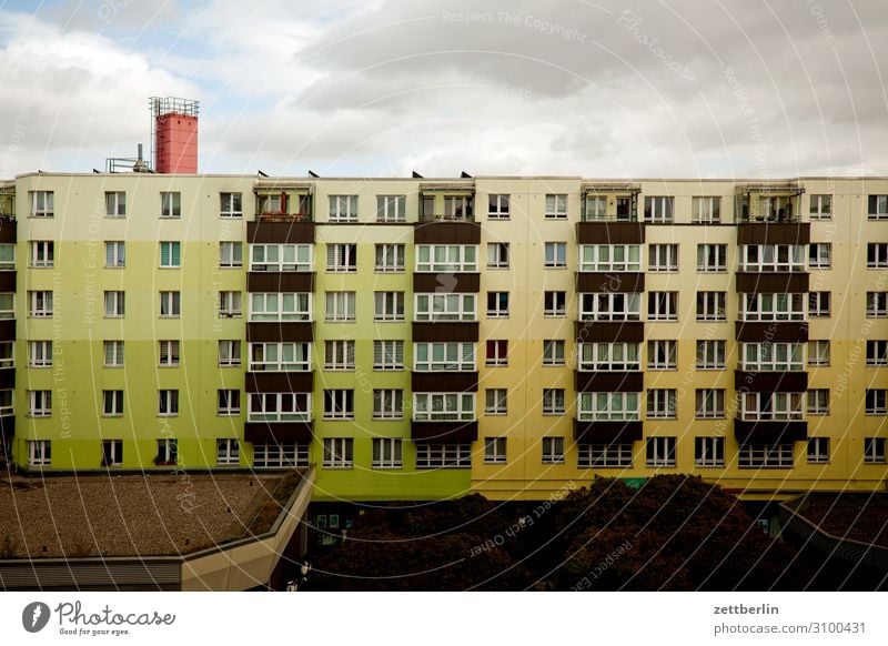 Neubaublock Berlin wedding Fassade Fenster Haus Himmel Himmel (Jenseits) Stadtzentrum Mehrfamilienhaus Menschenleer Stadthaus Textfreiraum Wetter