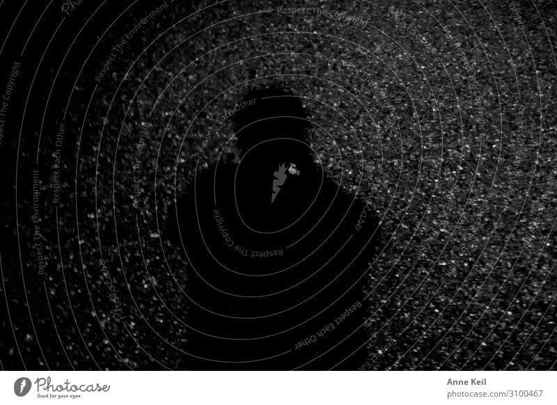 Mensch im Strassenlicht Körper Kopf 1 Stern glänzend schwarz weiß Stimmung Schwarzweißfoto Außenaufnahme Muster Strukturen & Formen Abend Licht Schatten