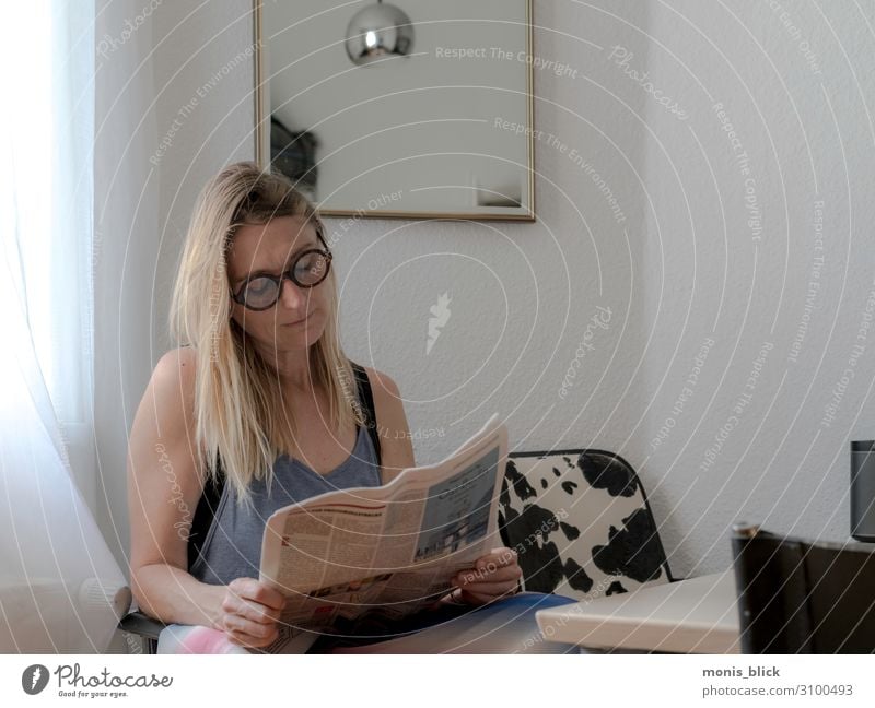 Some News Mensch feminin Frau Erwachsene 1 Printmedien Zeitung Zeitschrift lesen Lifestyle Leben Hauptstadt Altbauwohnung Gefühle Stimmung Zufriedenheit