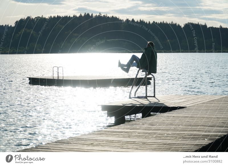 Gymnastik am See Ausflug Fitness Sport-Training Badesteg maskulin Mann Erwachsene 1 Mensch 45-60 Jahre Sonnenlicht Sommer Schönes Wetter sportlich Freude