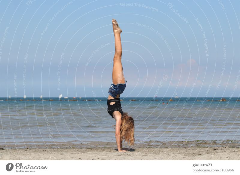 Fingerspitzengefühl + Kraft + Balance = Handstand Junge Frau Jugendliche Leben 1 Mensch 13-18 Jahre Wolkenloser Himmel Sommer Schönes Wetter Küste Strand Meer