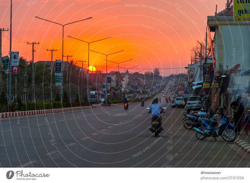 Pakse Hauptstraße bei Sonnenuntergang, Laos kaufen schön Ferien & Urlaub & Reisen Sommer Lampe Kultur Natur Landschaft Himmel Baum Hügel Stadt Architektur