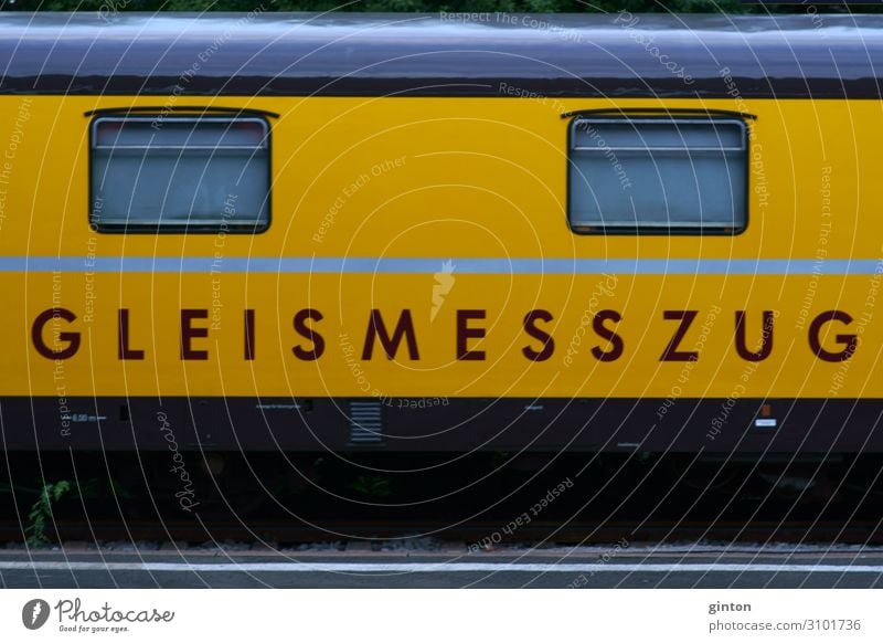 Gleismesszug Maschine Bahnhof Verkehr Fahrzeug Eisenbahn Lokomotive Schienenfahrzeug Gleise Zeichen Schriftzeichen Stadt gelb Karosse Anhänger Fenster