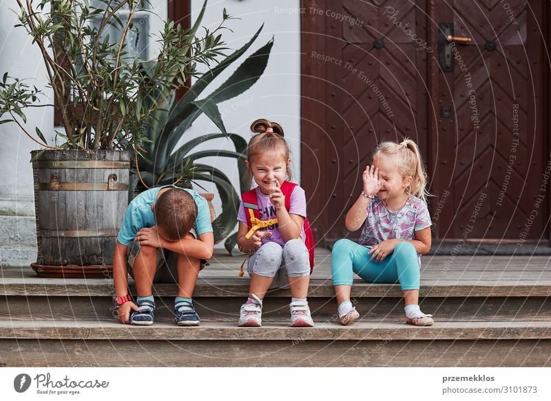 Kinder, die dumme Gesichter machen. Freude Glück Spielen Schwester sitzen authentisch lustig niedlich verrückt Gefühle Mädchen gestikulieren Zeichen