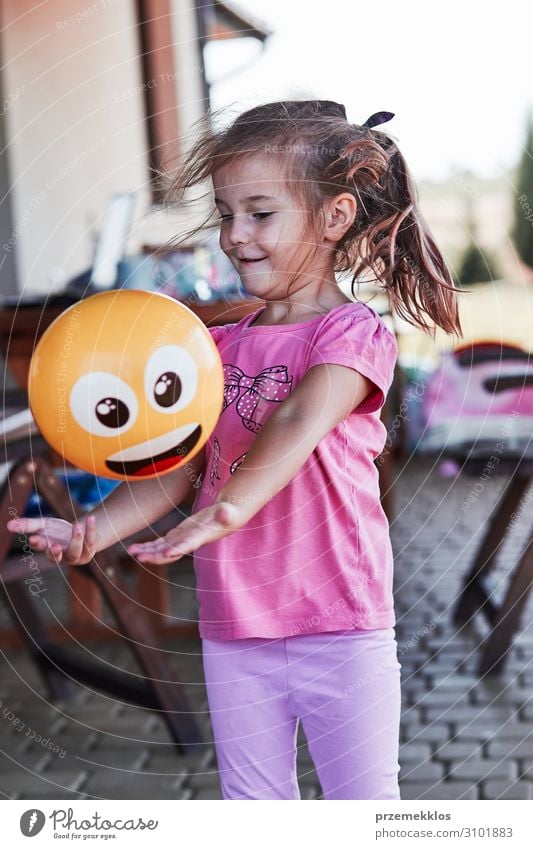 Kleines Mädchen spielt auf einem Heimspielplatz. Freude Glück Spielen Ferien & Urlaub & Reisen Sommer Haus Kind Mensch Kindheit 1 3-8 Jahre Spielplatz Spielzeug