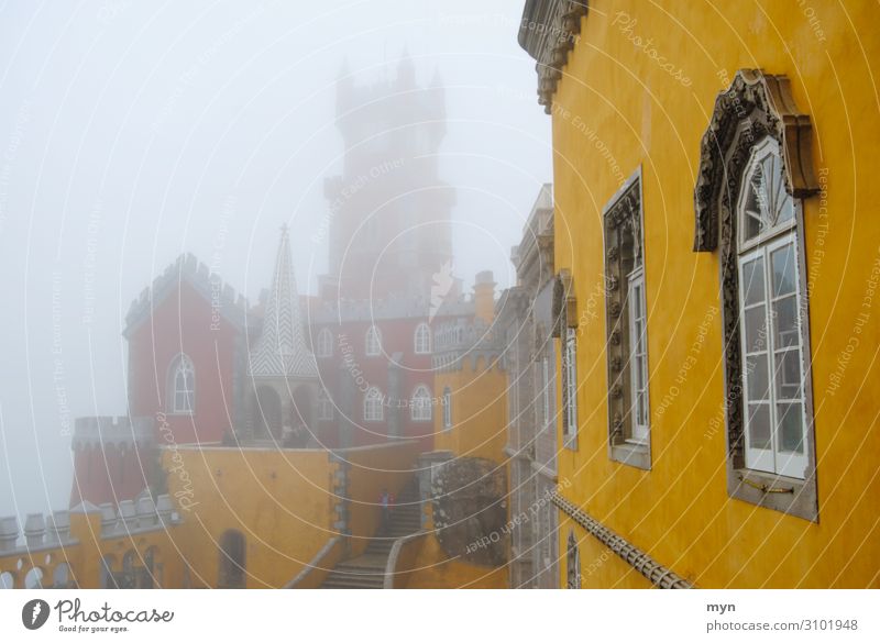 Sintra Portugal - Palácio Nacional da Pena / Nationalpalast Pena im Nebel Palácio Nacional de Sintra Palast Nebelschleier Nebelschwaden Burg oder Schloss