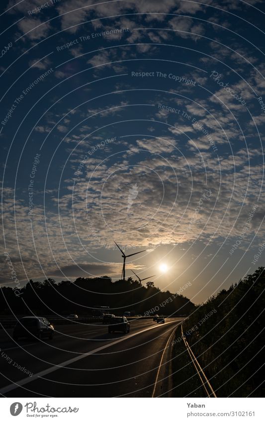 Highway to wind and solar energy Technik & Technologie Fortschritt Zukunft Energiewirtschaft Erneuerbare Energie Windkraftanlage Energiekrise Umwelt Himmel