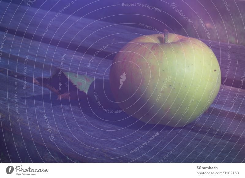 Apfel Lebensmittel Frucht Ernährung Bioprodukte Natur Herbst Garten frisch Gesundheit natürlich saftig sauer süß gelb grau grün rot Zufriedenheit ruhig Klima