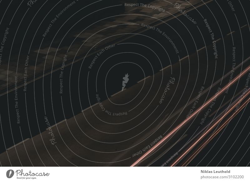 Straße Lichtspuren Verkehr Verkehrswege Autofahren Unschärfe Leuchtspur Streifen Straßenbelag Markierungslinie Bürgersteig Fahrbahn Fahrbahnmarkierung