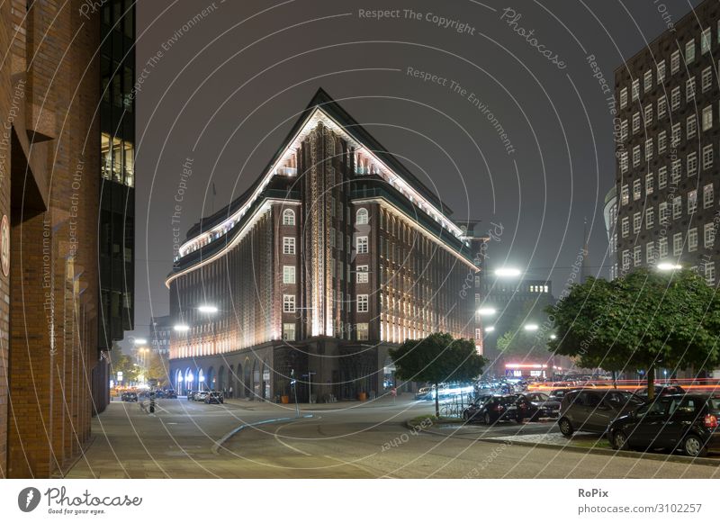 Chilehaus in Hamburg bei Nacht. Fassade Hansestadt Geschäftshaus Licht night Übersee abroad Wand wall Fenster brick Backstein Ziegel Architektur Haus Hauswand