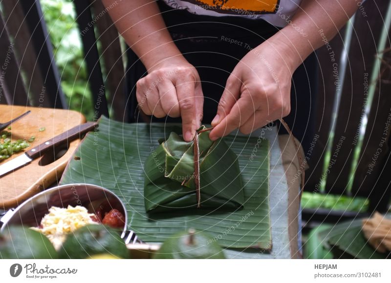 Die Frau verwendet natürliche Materialien. Dessert Schalen & Schüsseln Tisch Mann Erwachsene Familie & Verwandtschaft Kultur Umwelt Natur Pflanze Blatt