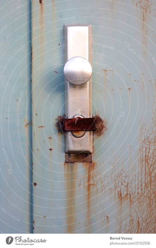 Heute geschlossen Haus Industrieanlage Mauer Wand Tür braun grau Türschloss alt Rost Wetter Metall Problemlösung murks Traurigkeit Insolvenz Farbfoto