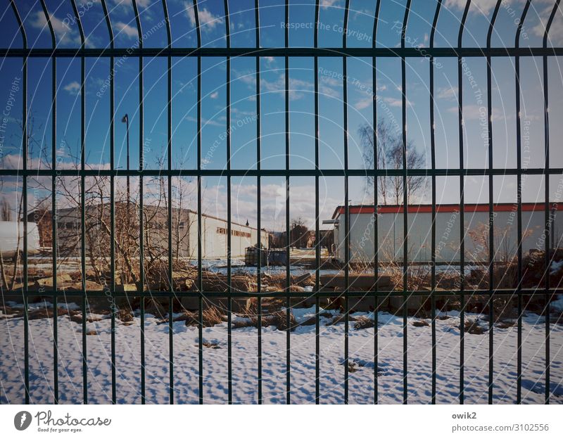 Kein Zutritt nur Himmel Wolken Winter Schnee Baum Sträucher Gebäude Halle Lagerhalle Gitter Gitterzaun Zaun Metallzaun Barriere Grenze Begrenzung fest abweisend