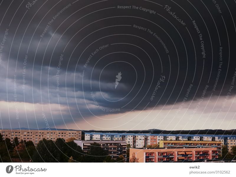 Wasser marsch Umwelt Natur Himmel Wolken Gewitterwolken schlechtes Wetter Bautzen Kleinstadt Stadtrand bevölkert Haus Gebäude Plattenbau Wohnblöcke Balkon