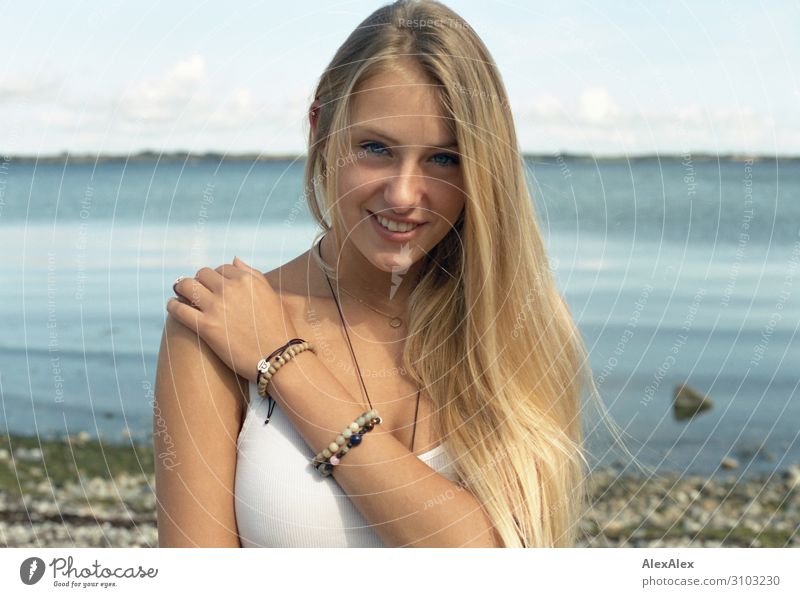 Portrait einer jungen Frau am Meer Lifestyle Stil schön Leben Wohlgefühl Sommer Sonne Strand Junge Frau Jugendliche Model 18-30 Jahre Erwachsene Landschaft