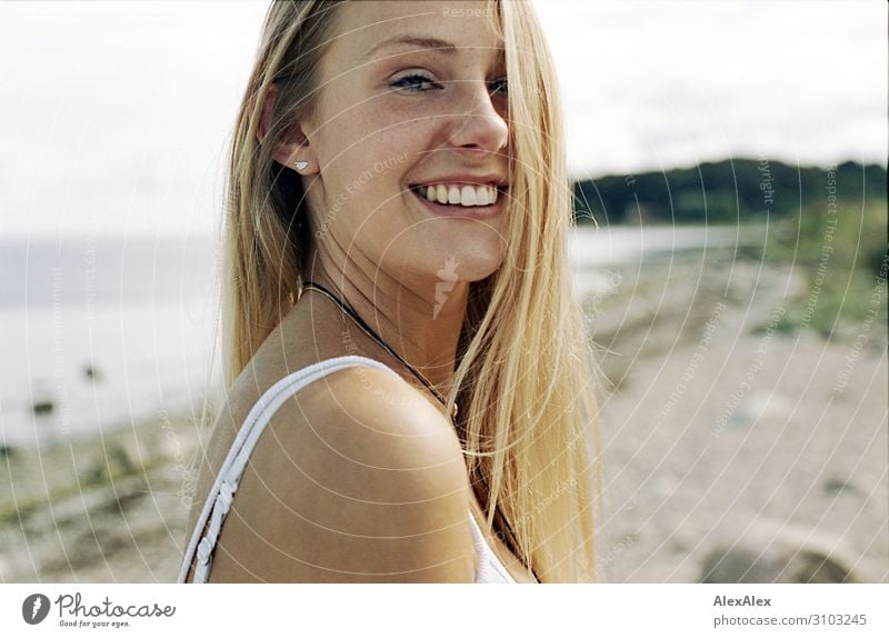 Portrait einer jungen Frau am Strand Stil Freude schön Leben Wohlgefühl Sommer Sommerurlaub Sonne Meer Junge Frau Jugendliche 18-30 Jahre Erwachsene Natur