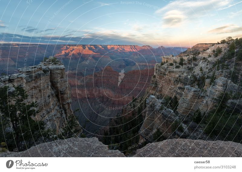 Sonnenuntergang über dem berühmten Grand Canyon in Arizona, USA Himmel malerisch beleuchtet rot glühend Schlucht herrschaftlich Natur reisen Landschaft wüst