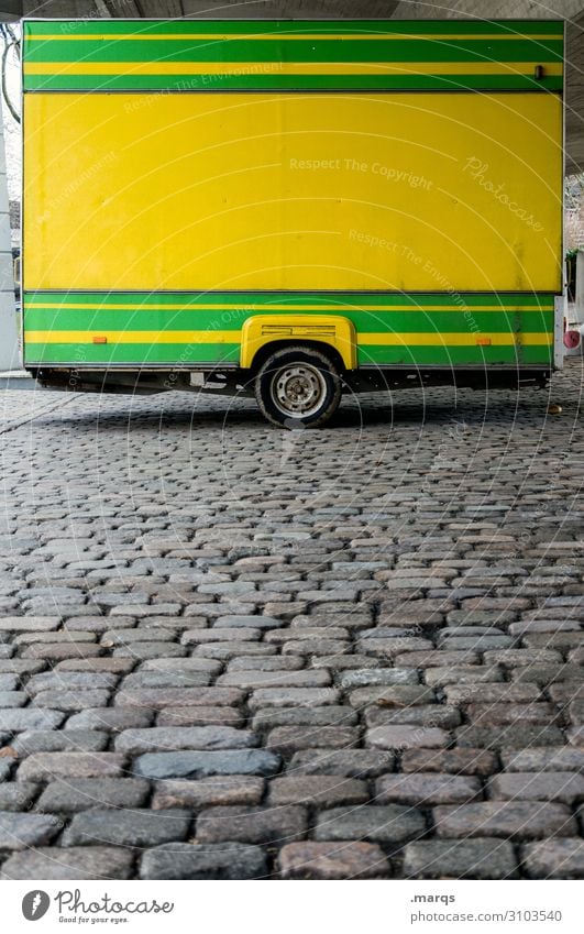 Wochenmarkt Marktstand Handel Anhänger Buden u. Stände Kopfsteinpflaster Linie gelb grün Farbe geschlossen Farbfoto Außenaufnahme Menschenleer Textfreiraum oben