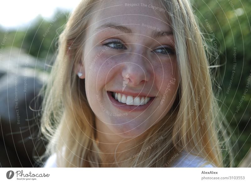 Portrait einer jungen, lächelnden Frau Freude schön Leben Wohlgefühl Sommer Sonne Junge Frau Jugendliche 18-30 Jahre Erwachsene Landschaft Schönes Wetter