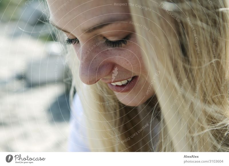 Portrait einer jungen Frau Stil schön Sinnesorgane Erholung Sommer Sommerurlaub Junge Frau Jugendliche Gesicht Sommersprossen 18-30 Jahre Erwachsene Natur