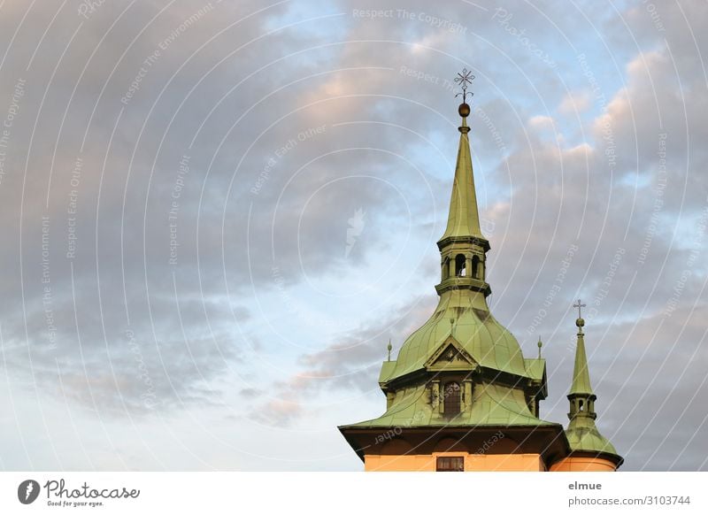 Kirchturm Himmel Wolken Altstadt Kirche Architektur Kirchturmspitze Christliches Kreuz alt historisch Zufriedenheit Kraft Vertrauen Sicherheit Mitgefühl dankbar