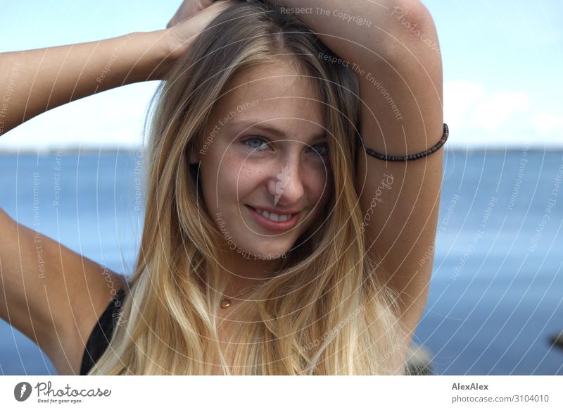 Portrait einer jungen, blonden Frau am Meer Freude schön Leben Wohlgefühl Sommer Sommerurlaub Sonne Junge Frau Jugendliche Gesicht 18-30 Jahre Erwachsene