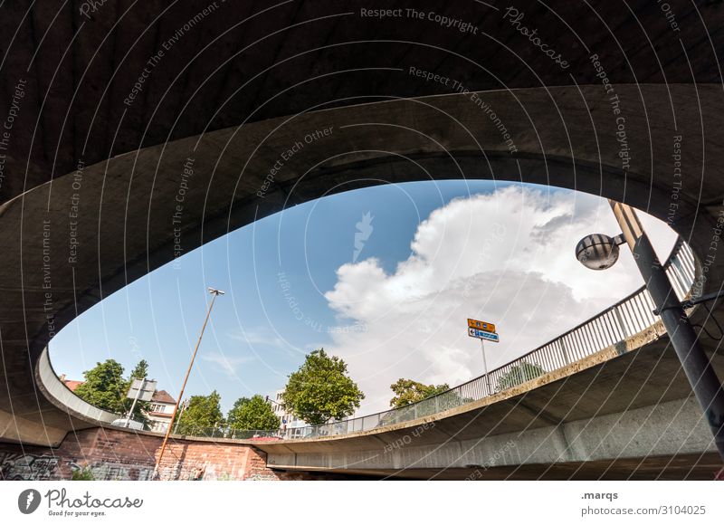 Kreisverkehr Himmel Wolken Baum Freiburg im Breisgau Stadtzentrum Straße Zaun Brücke rund Perspektive Bogen oben Farbfoto Außenaufnahme Menschenleer