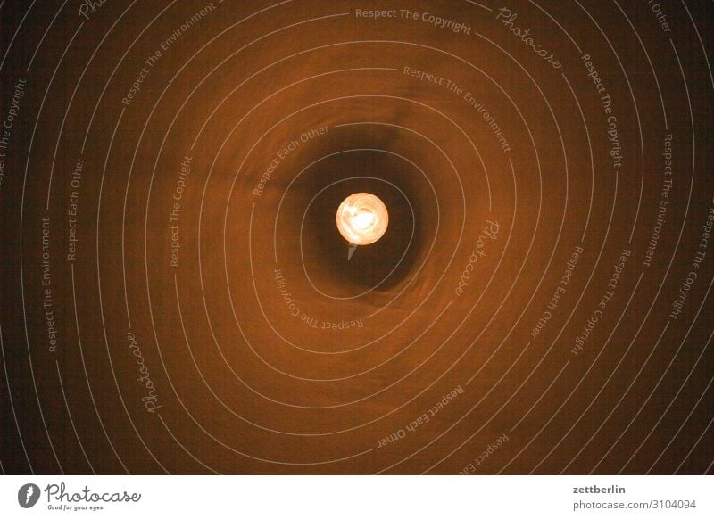 Glühbirne von unten Licht Beleuchtung leuchten Lampe Lichtpunkt Strahlung hell dunkel nackt blenden Mittelpunkt Froschperspektive Menschenleer Textfreiraum