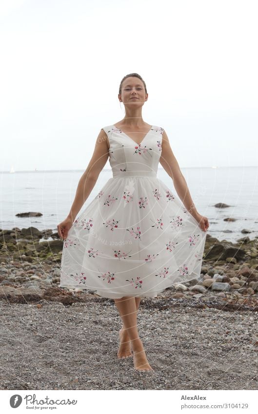 Junge Frau am Ostseestrand in Tanzpose elegant Stil schön Leben harmonisch Strand Meer Jugendliche 18-30 Jahre Erwachsene Landschaft Schönes Wetter Kleid Barfuß