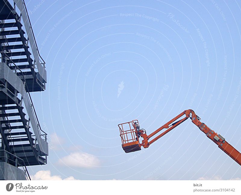 Hebebühne vor einer Aussentreppe, vor blauem Himmel. Berufsausbildung Baustelle Handwerk Karriere Ruhestand Feierabend Leiter Maschine Kran Hebevorrichtung