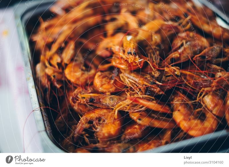 Gekochte Garnelen oder Garnelen auf einem Silbertablett. Lebensmittel Meeresfrüchte Ernährung Essen Frühstück Mittagessen Abendessen Diät Asiatische Küche