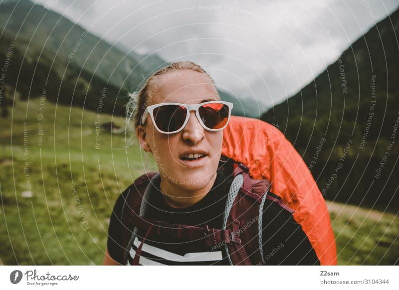 Wandern am südtiroler Eisjöchl wandern Klettern Bergsteigen feminin Junge Frau Jugendliche Natur Landschaft Wolken schlechtes Wetter Wald Alpen Berge u. Gebirge