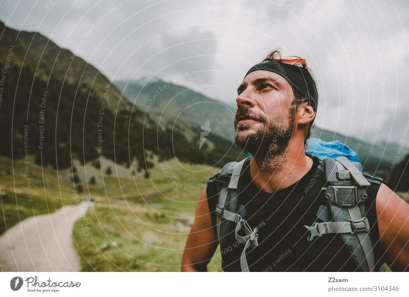 Wanderer mit Blick auf den Gipfel Freizeit & Hobby Ferien & Urlaub & Reisen Abenteuer Berge u. Gebirge wandern Klettern Bergsteigen Junger Mann Jugendliche