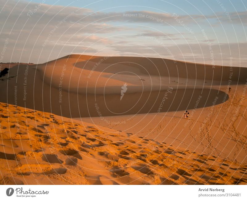 Orangefarbene Sanddünen bei Sonnenaufgang in Vietnam Abenteuer arabisch Hintergrund blau Cloud Wolken Kurve wüst trocknen Düne Dunes Prima Hügel heiß Landschaft