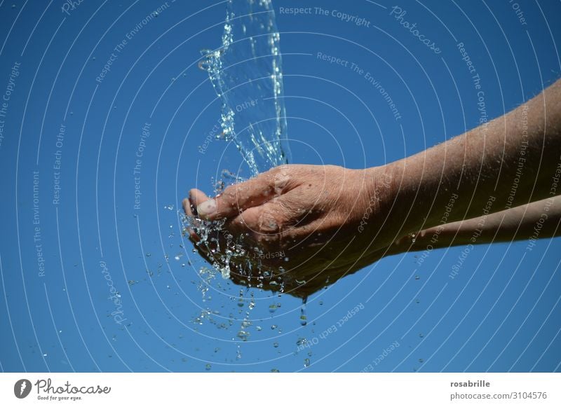 sauberes Trinkwasser 2 | wertvoll Erfrischungsgetränk Leben Hand Wasser Himmel Reinigen kalt nass Sauberkeit blau Durst Erwartung rein Wunsch fließen