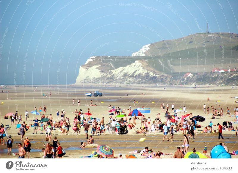 Menschen bei Ebbe am Strand bei Cap Blanc Nez Menschenmenge Wolkenloser Himmel Meer Ärmelkanal Wissant Fischerboot Bikini Badehose Sonnenschirm Sand Wasser