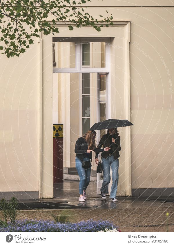 Ein Regentag Mensch feminin Junge Frau Jugendliche 2 Architektur Fassade Sehenswürdigkeit Elisenbrunnen laufen dünn Stadt Aachen Farbfoto Gedeckte Farben