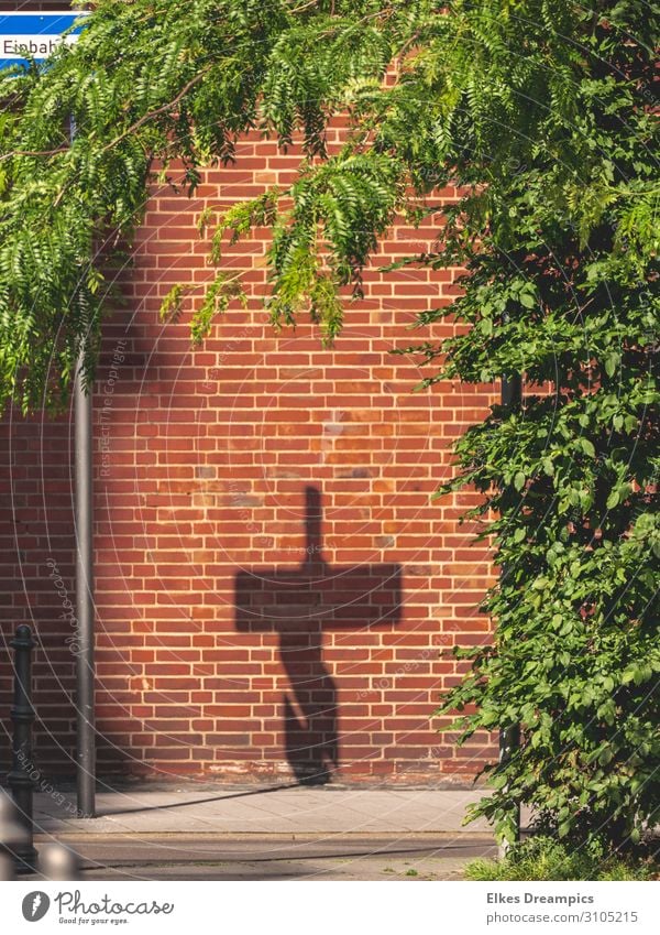 Straßenschild oder Kreuz Gebäude Mauer Wand Fassade Verkehrszeichen Verkehrsschild achtsam Aachen Schattenspiel Farbfoto mehrfarbig Außenaufnahme Tag Licht