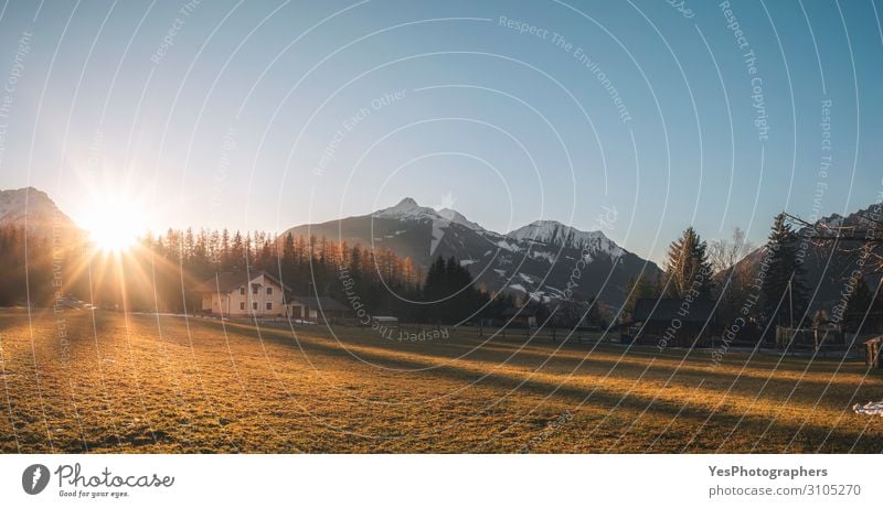 Helle Winterlandschaft im Alpendorf bei Sonnenuntergang Ferien & Urlaub & Reisen Tourismus Berge u. Gebirge Haus Natur Landschaft Wetter Wald Dorf Fröhlichkeit