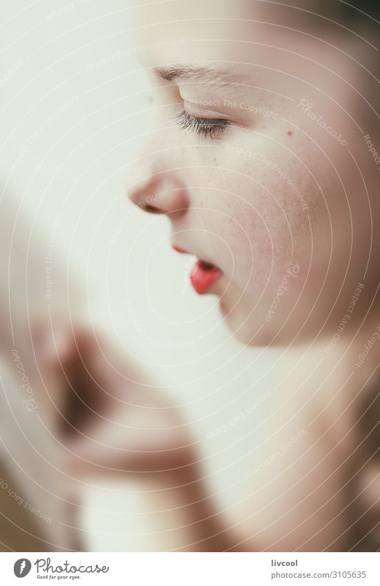 jugendliches Mädchen liest konzentriert ein Buch, Europa Lifestyle schön lesen Kind Schule Mensch feminin Junge Frau Jugendliche Erwachsene Kindheit Kopf